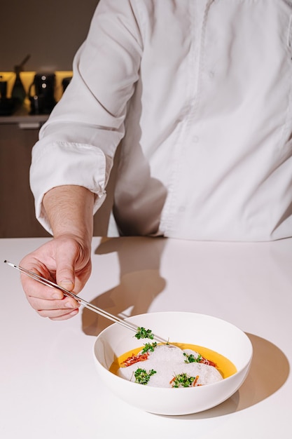 Kucharz przygotowujący danie